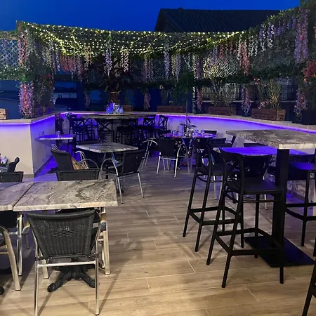 Les Fleurs Apartahotel
